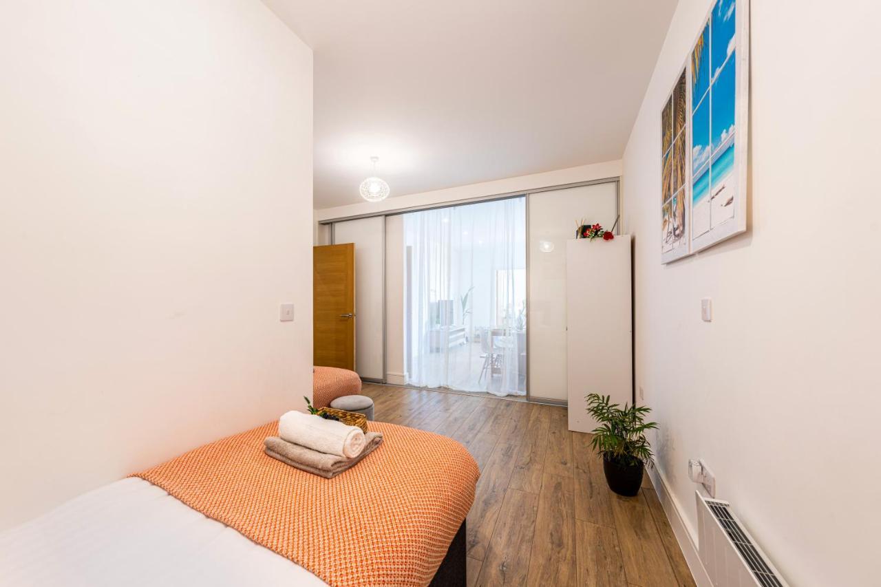 Mission Wave - Venture Apartment Staines-upon-Thames Екстериор снимка